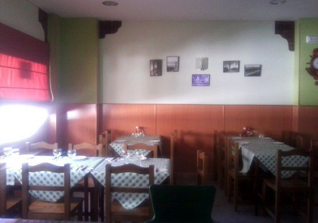 Imagen del interior del Restaurante Gavamar de Zaragoza publicada en Facebook que contiene fotografas de Gav Mar (2012)